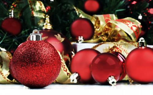 Luxury-yet-elegant-new-years-eve-party-decorations-elegant-luxurious-red-gold-decorating-ideas-red-glitter-balls-ornaments-for-new-year-eve-and-christmas-celebration-idea
